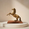 Pferd Dekofigur Gold auf Holzsockel
