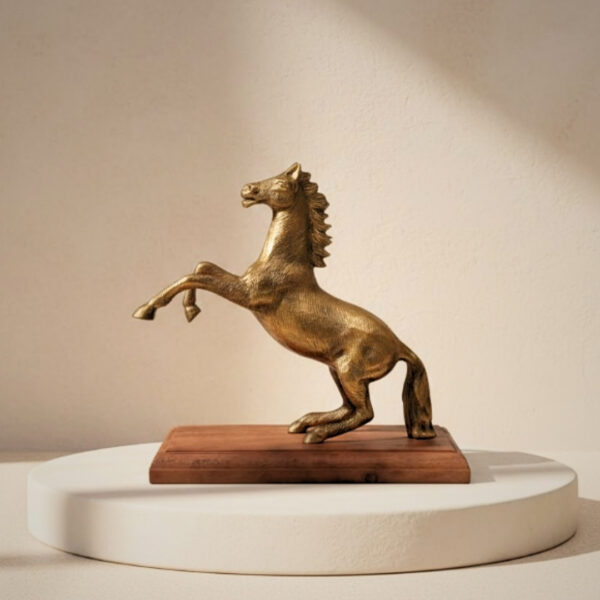 Pferd Dekofigur Gold auf Holzsockel