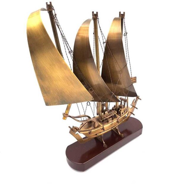 Großes Messingschiff auf Holzsockel – Maritime Deko
