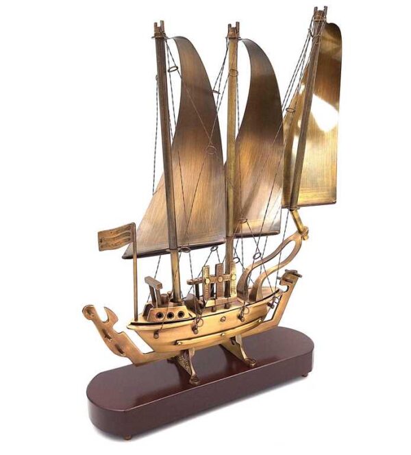 Großes Messingschiff auf Holzsockel – Maritime Deko