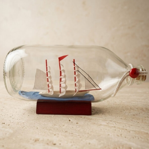 Schiff in der Flasche auf Holzsockel – Maritime Deko