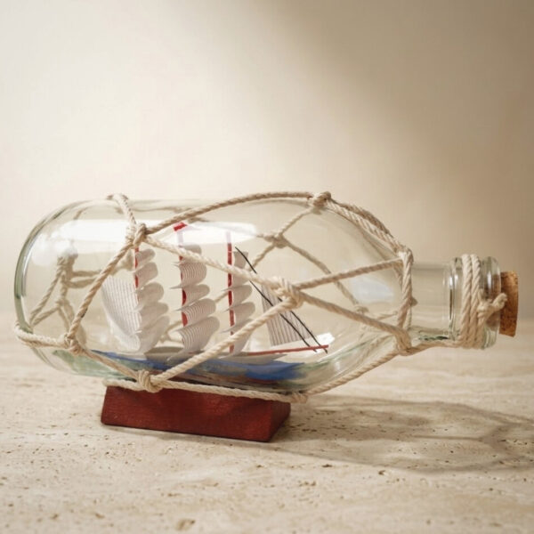 Schiff in der Flasche auf Holzsockel – Maritime Deko