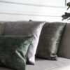Grünes Dekokissen GLOSSY – Elegantes Sofakissen 45×45 cm