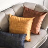 Kupferfarbenes Dekokissen GLOSSY – Elegantes Sofakissen 45×45 cm