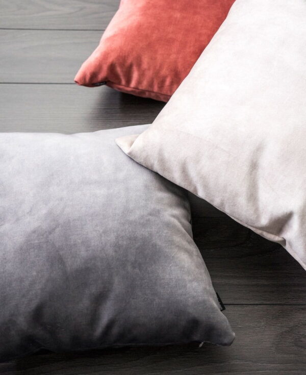 Graues Dekokissen GLOSSY – Edles Sofakissen 45x45 cm