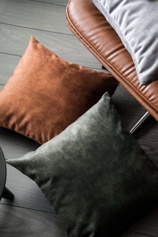 Graues Dekokissen GLOSSY – Edles Sofakissen 45x45 cm