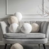 Weißes Kugelkissen Bouclé – Kuscheliges Dekokissen Ø 28 cm
