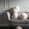 Weißes Kugelkissen Bouclé – Kuscheliges Dekokissen Ø 28 cm
