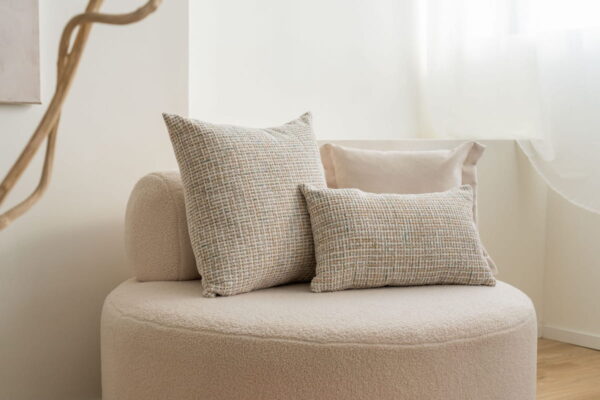 TELI Helles Bouclé Dekokissen 50x50 cm in Weiß-Beige