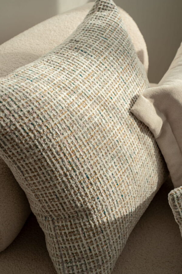 TELI Helles Bouclé Dekokissen 50x50 cm in Weiß-Beige