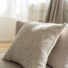 TELI Helles Bouclé Dekokissen 50x50 cm in Weiß-Beige