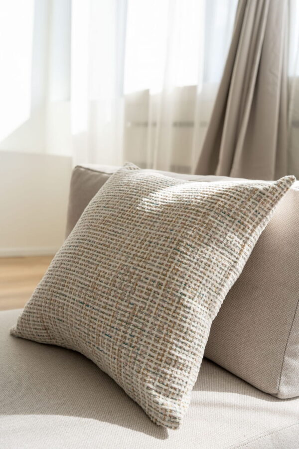TELI Helles Bouclé Dekokissen 50x50 cm in Weiß-Beige