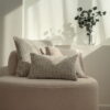 TELI Helles Bouclé Dekokissen 50x50 cm in Weiß-Beige