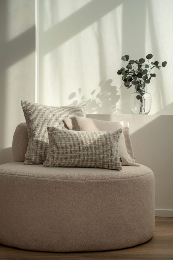 TELI Helles Bouclé Dekokissen 50x50 cm in Weiß-Beige