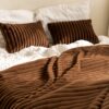 Braunes Dekokissen Bunny – Weiches Fellkissen 60×40 cm