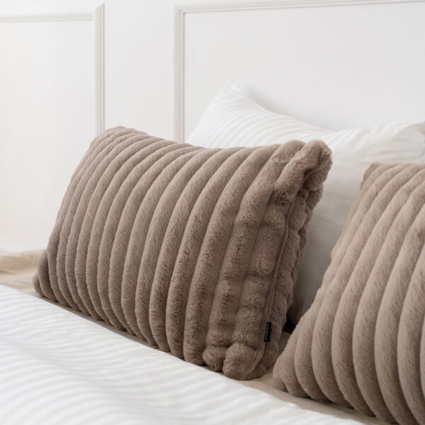 Taupe Dekokissen Bunny – Gemütliches Sofakissen 60x40 cm