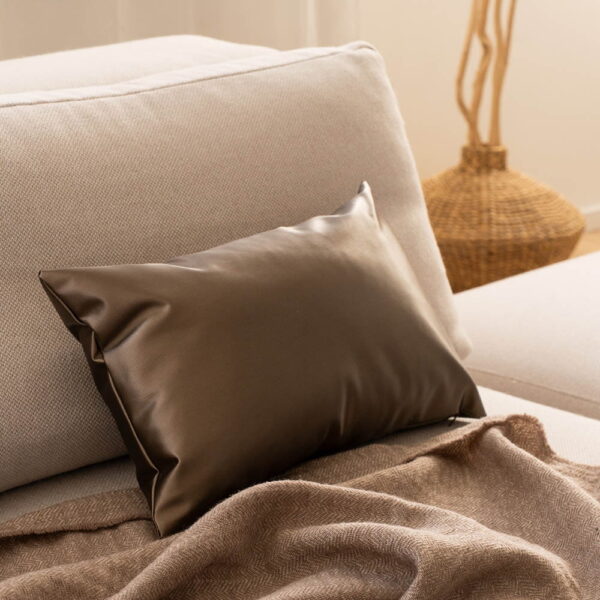 Braunes Dekokissen Spark – Elegantes Kunstlederkissen 50×30 cm