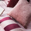 Bordeaux-rosa Dekokissen Stripes – Edler Samt-Look 50x30 cm