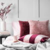 Bordeaux-rosa Dekokissen Stripes – Edler Samt-Look 50x30 cm