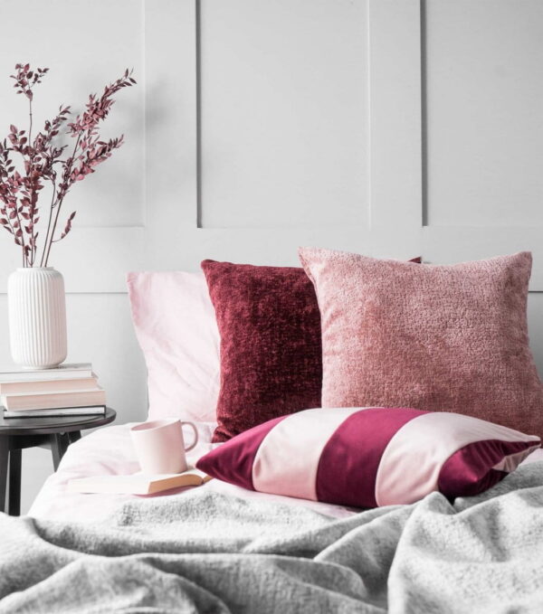 Bordeaux-rosa Dekokissen Stripes – Edler Samt-Look 50x30 cm