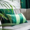 Grünes Dekokissen Stripes – Eleganter Samt-Look 50x30 cm