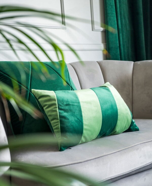 Grünes Dekokissen Stripes – Eleganter Samt-Look 50x30 cm