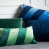 Grünes Dekokissen Stripes – Eleganter Samt-Look 50x30 cm
