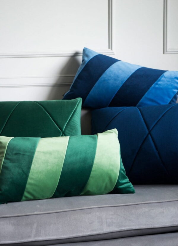 Grünes Dekokissen Stripes – Eleganter Samt-Look 50x30 cm