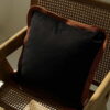 Schwarzes Kissen mit Kordel 45x45 cm - Edler Kontrast