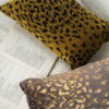 Goldenes Dekokissen Leo – Exotisches Sofakissen 50x30 cm