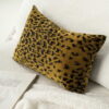 Goldenes Dekokissen Leo – Exotisches Sofakissen 50x30 cm
