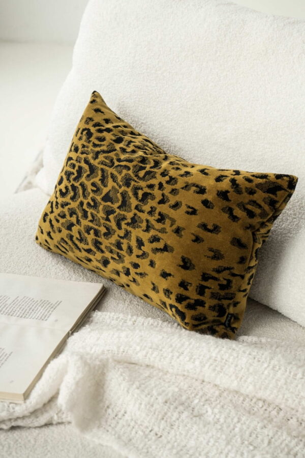 Goldenes Dekokissen Leo – Exotisches Sofakissen 50x30 cm