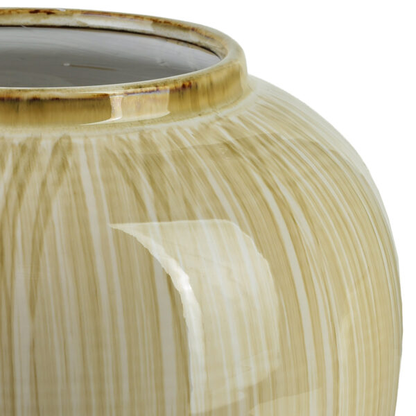 Cremefarbene Keramikvase – Rillenstruktur im Detail Nahaufnahme der cremefarbenen Keramikvase mit glänzender Rillenstruktur und goldfarben eingefasster Öffnung