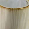 Cremefarbene Vase – Wellenrand und Strukturdetail Nahaufnahme des gewellten Vasenrandes mit goldfarbenem Abschluss und vertikaler Rillenstruktur in Creme