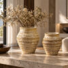 Beige Keramikvase mit Relief und Trockenblumen als elegante Dekoration im Wohnraum
